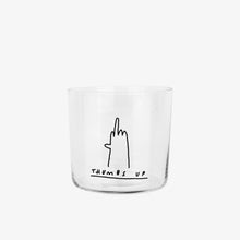 Medium Designer-Trinkglas mit sehr dünnen Glaswänden und einer schwarzen, einfarbigen Illustration auf der Vorderseite. Das Motiv zeigt eine Typografie in der geschrieben THUMBS UP und einer Illustration einer Hand die den Mittelfinger zeigt auf weißem Hintergrund.