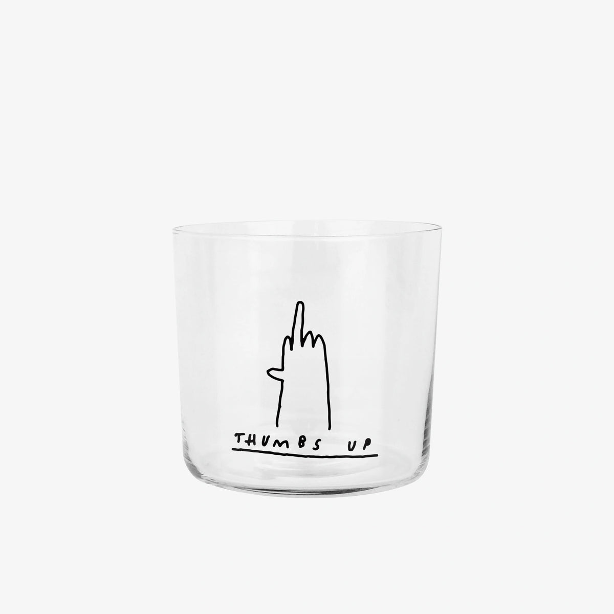 Medium Designer-Trinkglas mit sehr dünnen Glaswänden und einer schwarzen, einfarbigen Illustration auf der Vorderseite. Das Motiv zeigt eine Typografie in der geschrieben THUMBS UP und einer Illustration einer Hand die den Mittelfinger zeigt auf weißem Hintergrund.