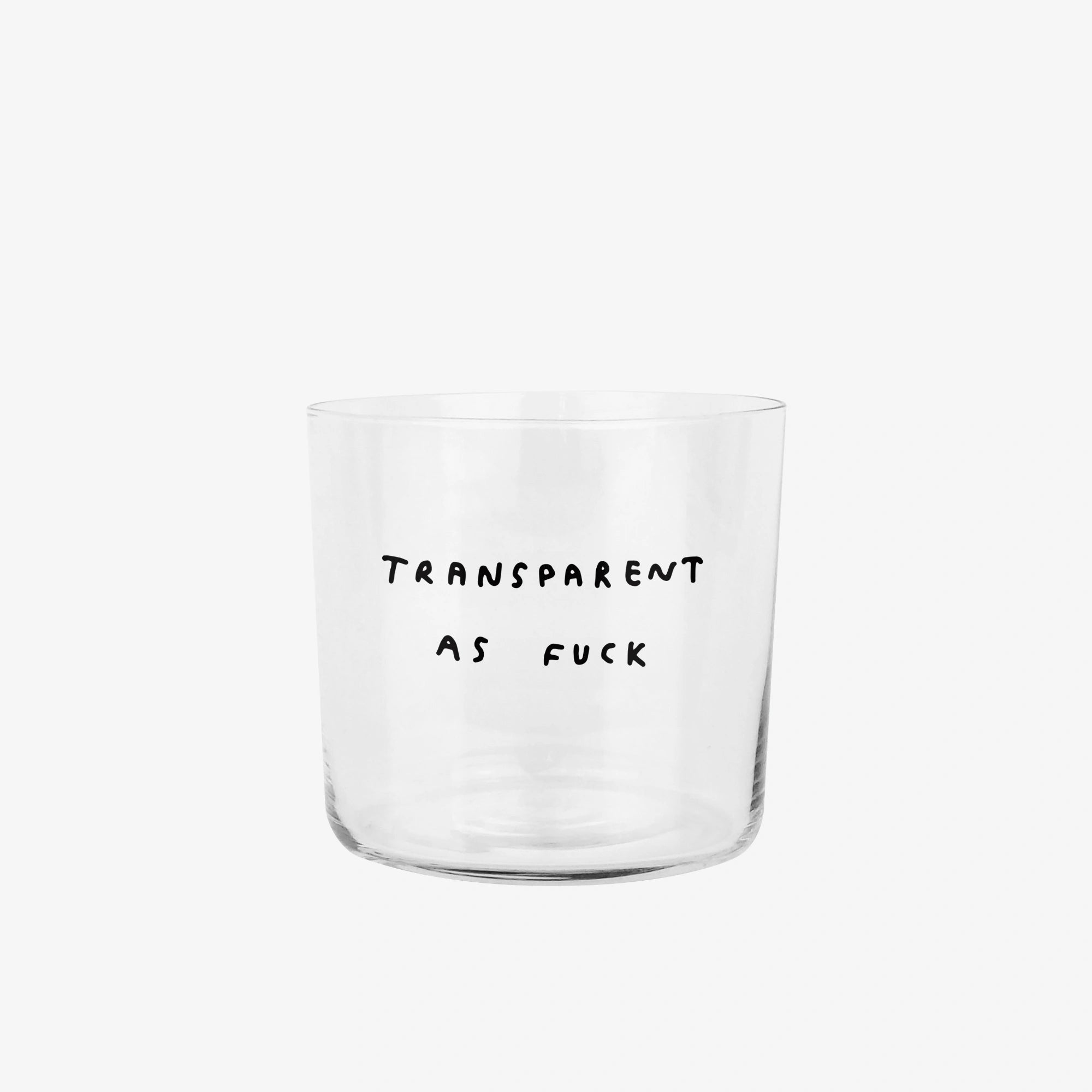 Medium Designer-Trinkglas mit sehr dünnen Glaswänden und einer schwarzen, einfarbigen Illustration auf der Vorderseite. Das Motiv zeigt eine Typografie in der geschrieben ist TRANSPARENT AS FUCK auf weißem Hintergrund.