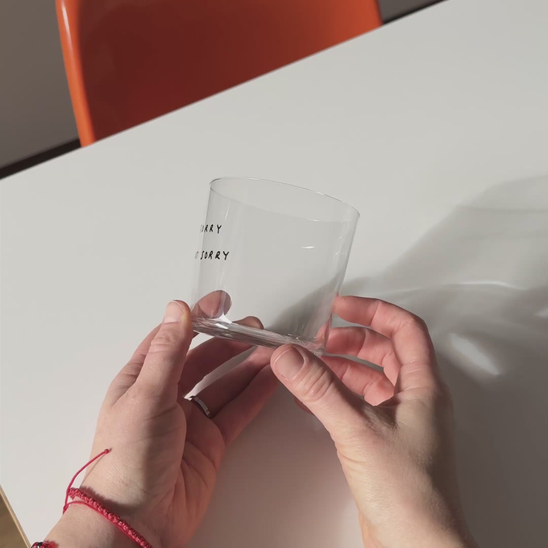 Video in dem alle Medium Gläser mit dünnen Wänden gezeigt werden. Die Gläser werden von zwei Händen gehalten über einem weißen Tisch mit orangenen Tisch daneben. Die Motive wechseln im Sekundentakt ab während die Gläser hin und Her gedreht werden. 