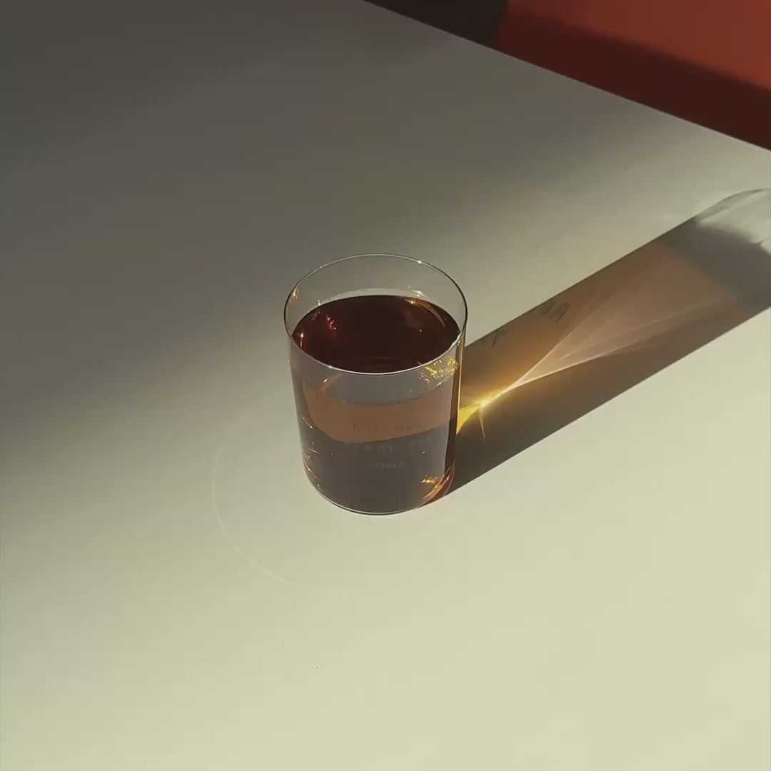 Großes Designer-Trinkglas mit sehr dünnen Glaswänden und einer schwarzen, einfarbigen Illustration auf der Vorderseite. Das Motiv zeigt ein Glas unter Wasser mit einem Schwamm darin und den Text „I’m not ready for this“. Illustration von Johanna Schwarzer.

In dem Video ist das Glas auf einem weißen Tisch und wirft einen langen Schatten. das Glas ist mit Tee befüllt, Milch wird in das Glas gefüllt wodurch der Text besser erkennbar wird. 