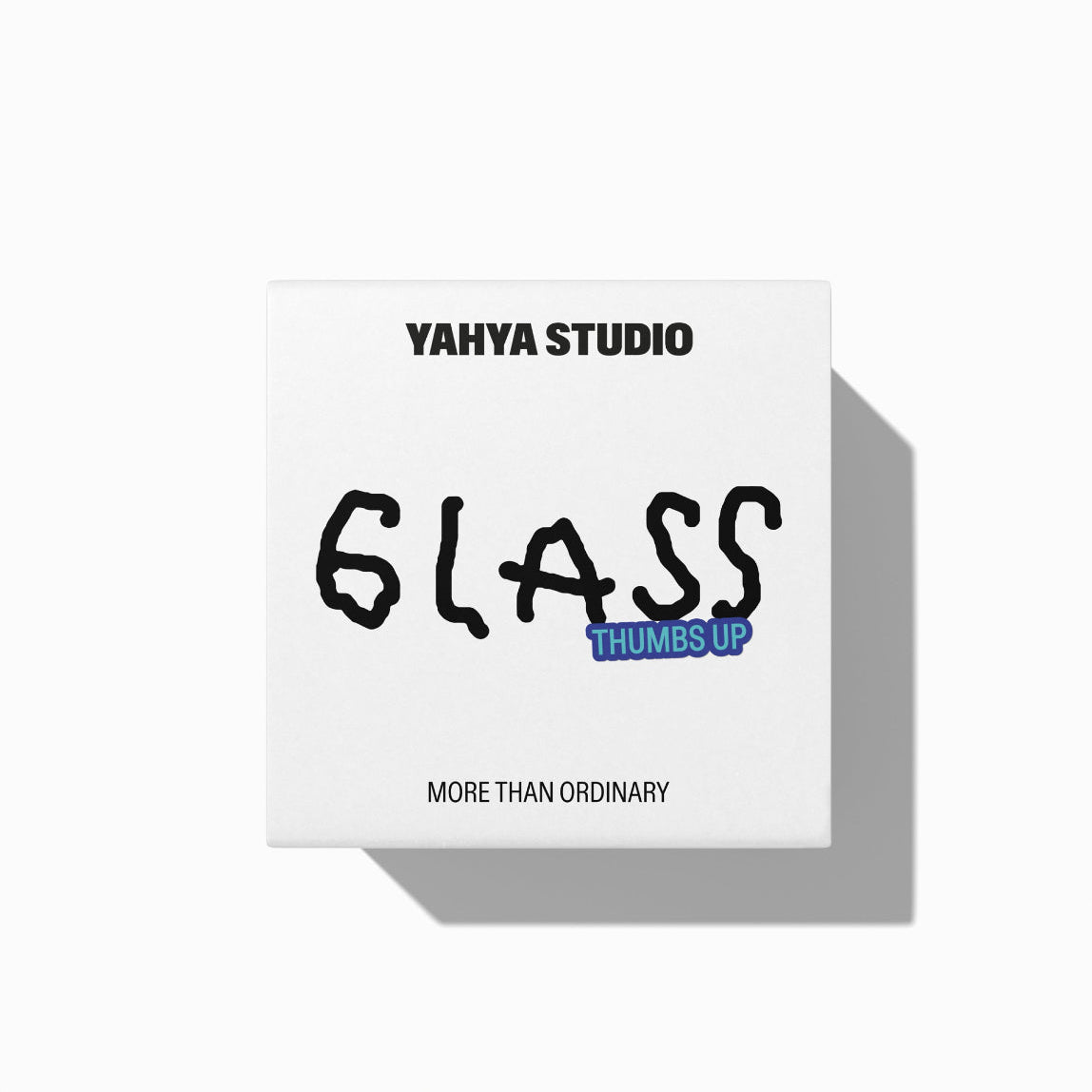 Produktverpackung Glas. Quadratische Verpackung mit Sticker des Motivs Thumbs Up. 